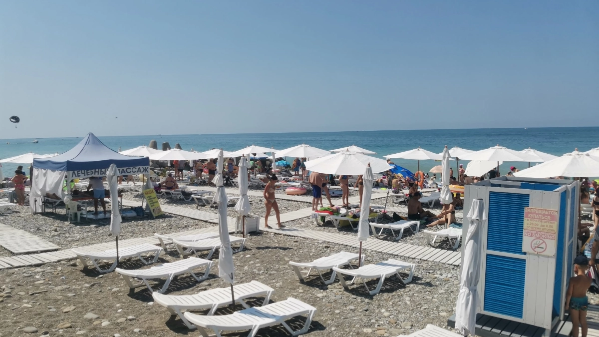 Море по пояс и кругом орущие туристы: честный отзыв о популярном "райском" курорте 