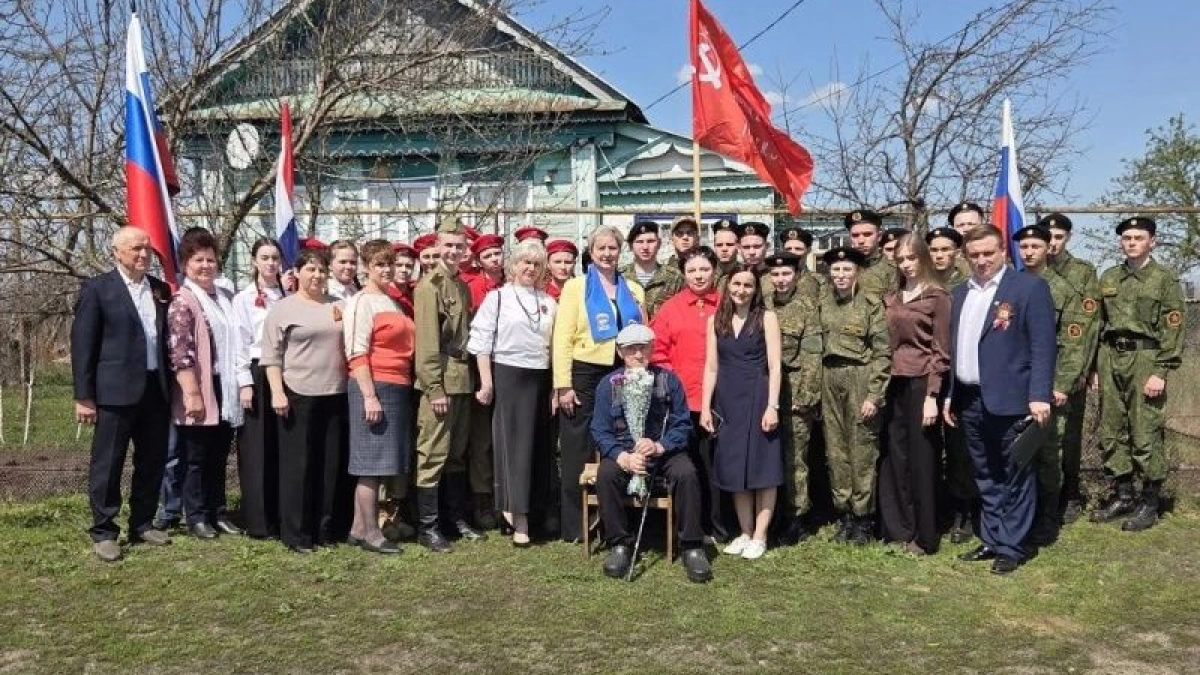 Парад у дома и 101 год жизни: в селе Папулево поздравили легендарного ветерана Михаила Данилова