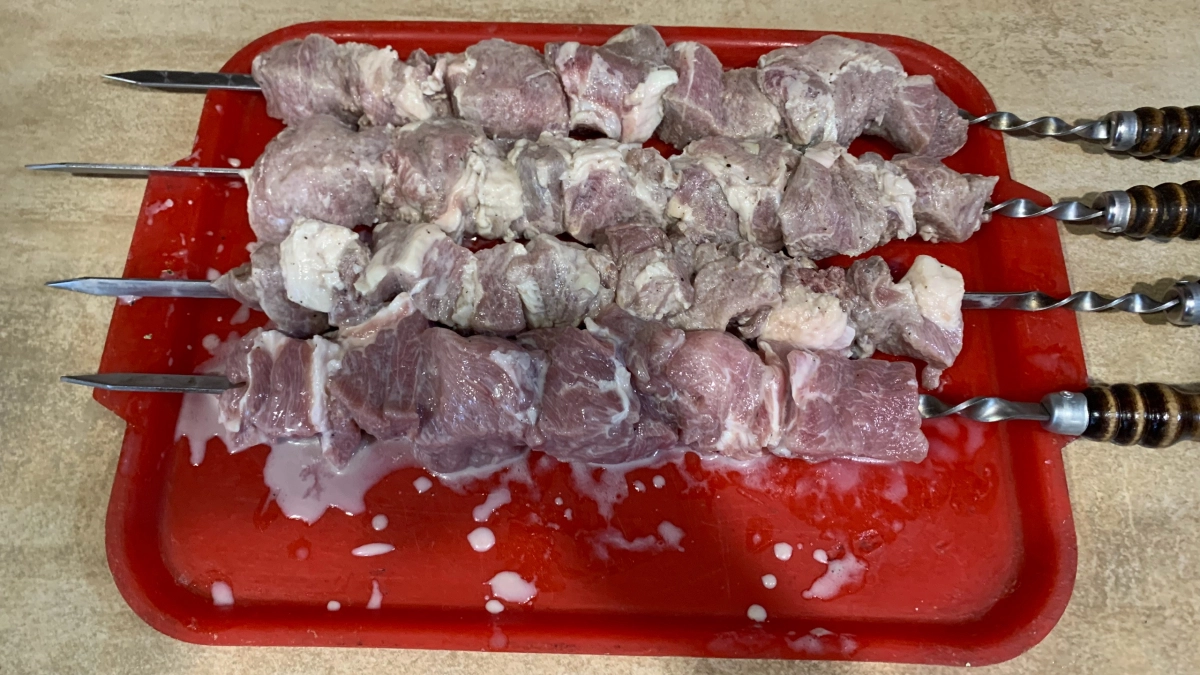 Осклизлая масса, мяса нет: честный отзыв на шашлык из "Магнита" - вес маринада и цены