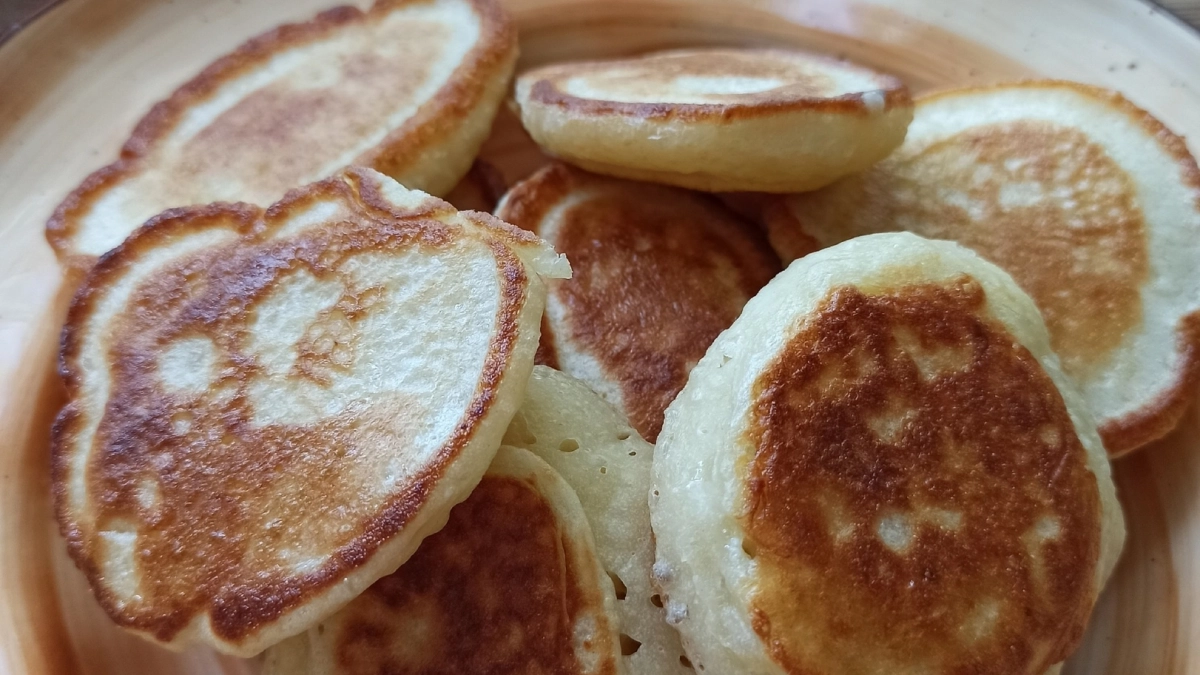 Стакан кефира и щепотка соли: оладьи как пух без дрожжей и яиц - 3 секрета пышности
