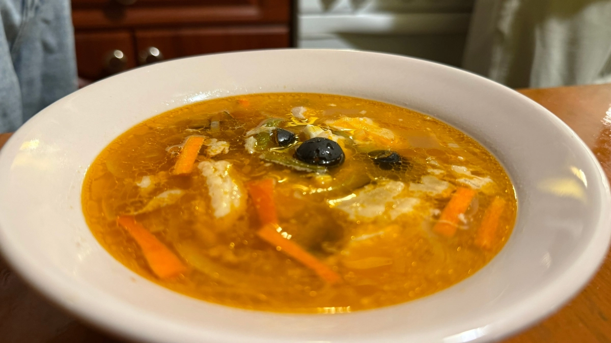 Этот суп с мясом и булгуром — находка: густой, ароматный и на второй день становится ещё вкуснее