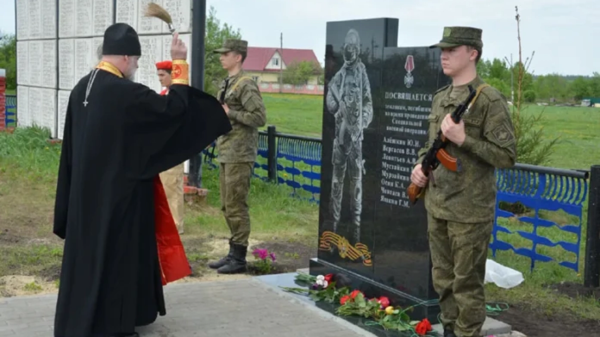 Памятник воинам-землякам, погибшим при исполнении воинского долга открыли в селе Курташки Атюрьевского района