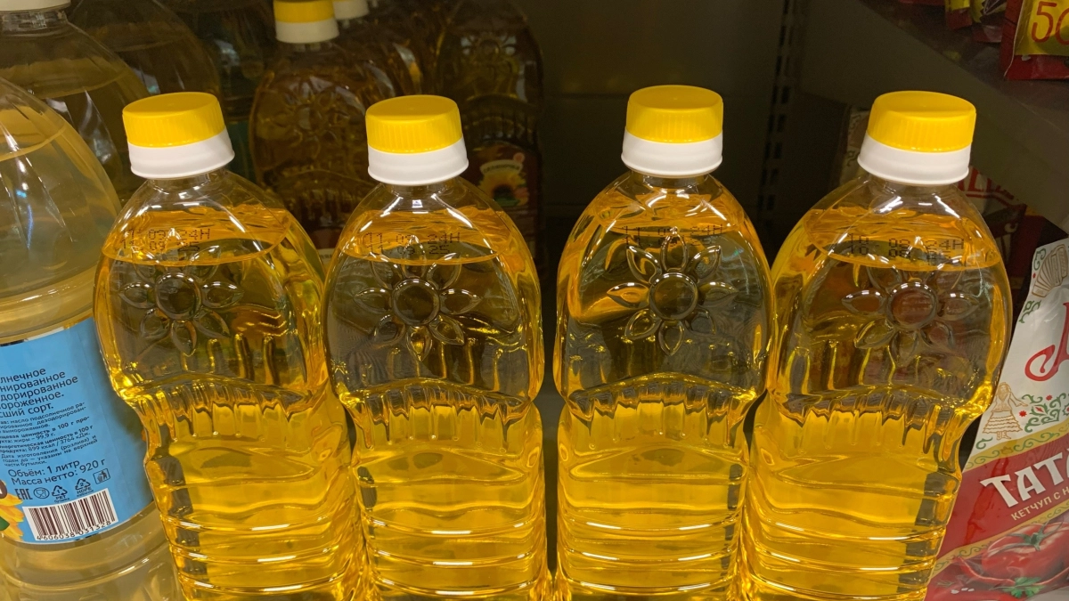 Желтая жижа в бутылках: эксперты Росконтроля нашли растительное масло из испорченных семечек - не берите даже за полцены