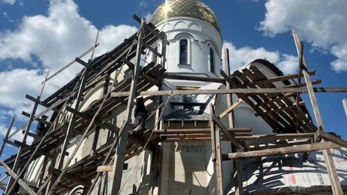 На стройплощадке Спасского храма-часовни, расположенного на Юго-Западе, кипит работа