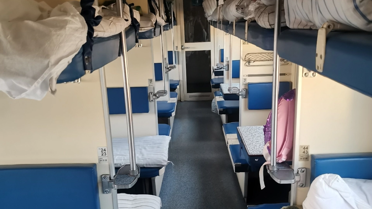 К столику в плацкарте больше не пустят: в новых вагонах их будут делать прямо сверху - как теперь будем ездить