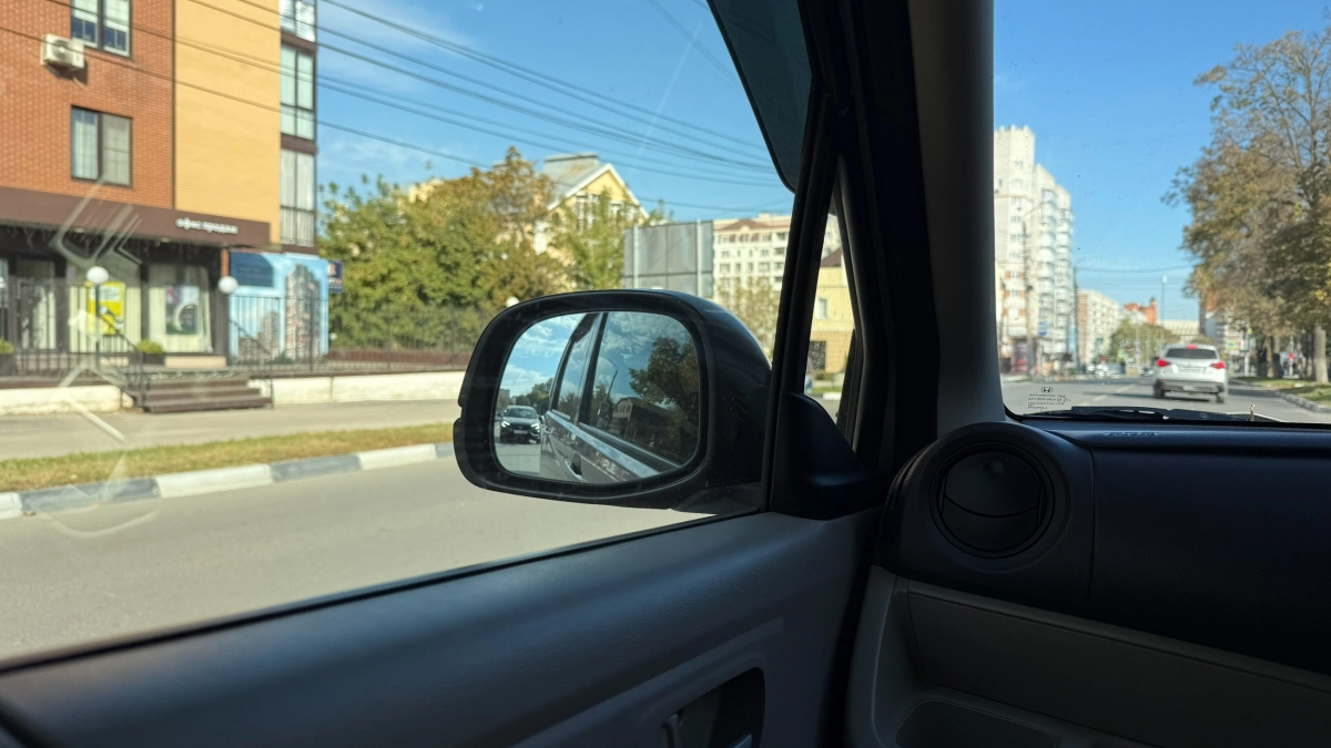 Если водитель сзади мигает фарами и сигналит: разъяснения от ГАИ - как правильно себя вести