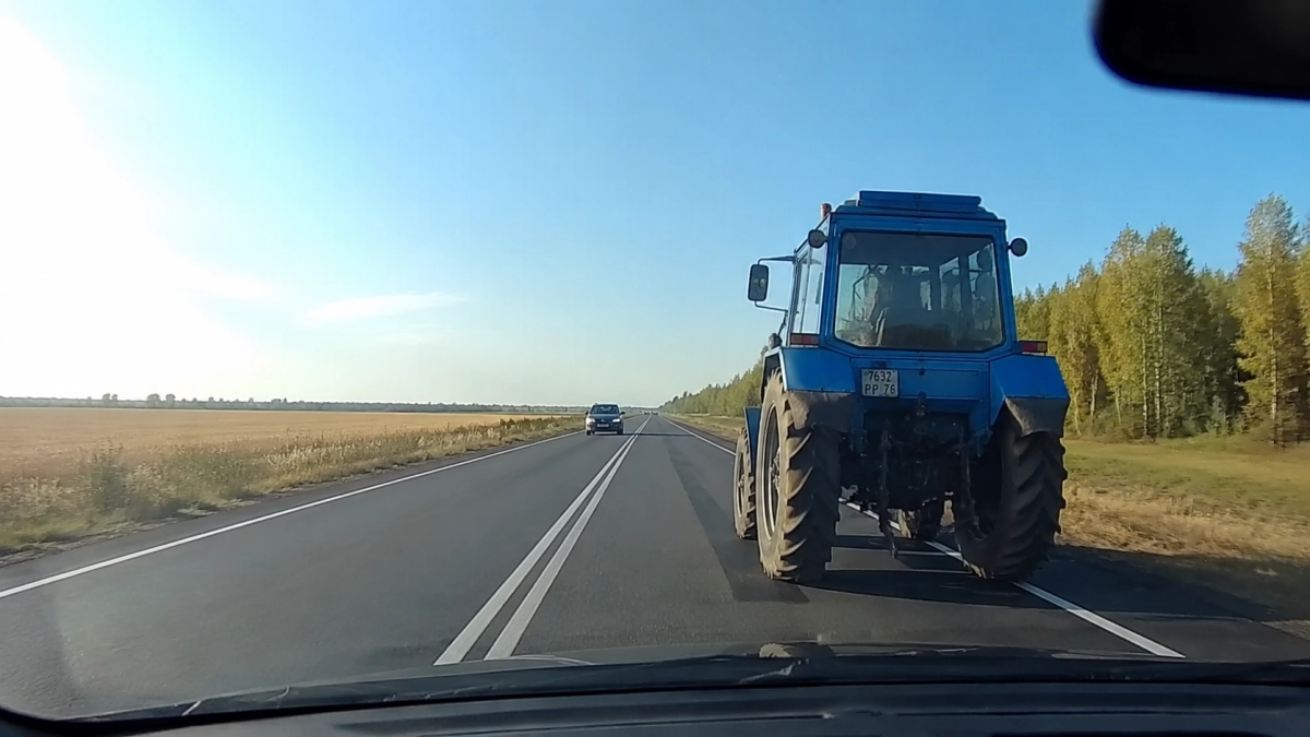 Можно ли обогнать трактор через сплошную: эта ошибка может стоить водителям прав