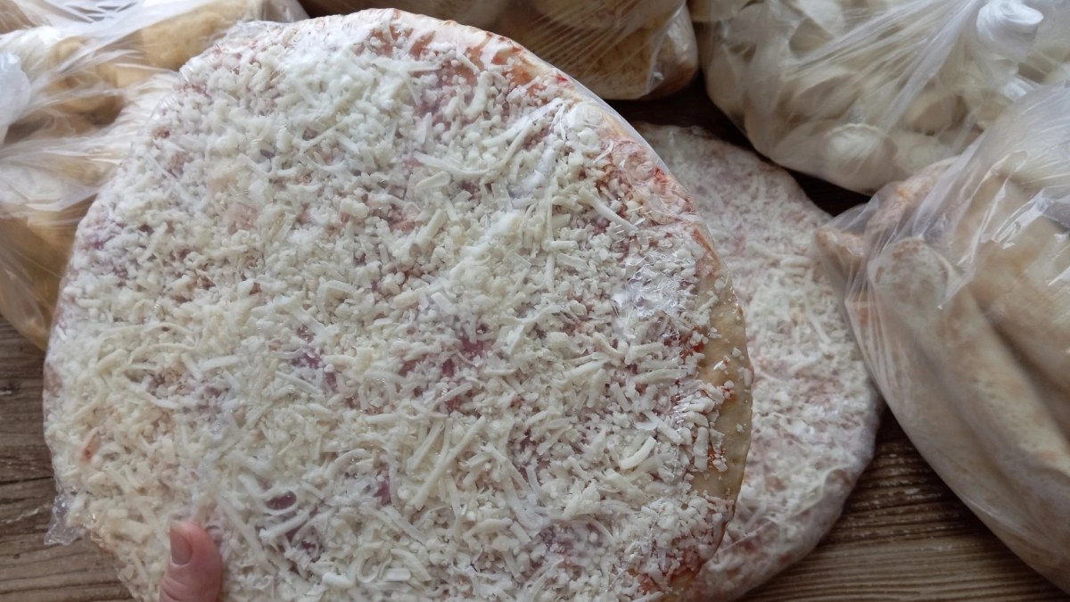 Моя самая удачная покупка в "Ермолино": мясная пицца с копченостями - много начинки и аромат