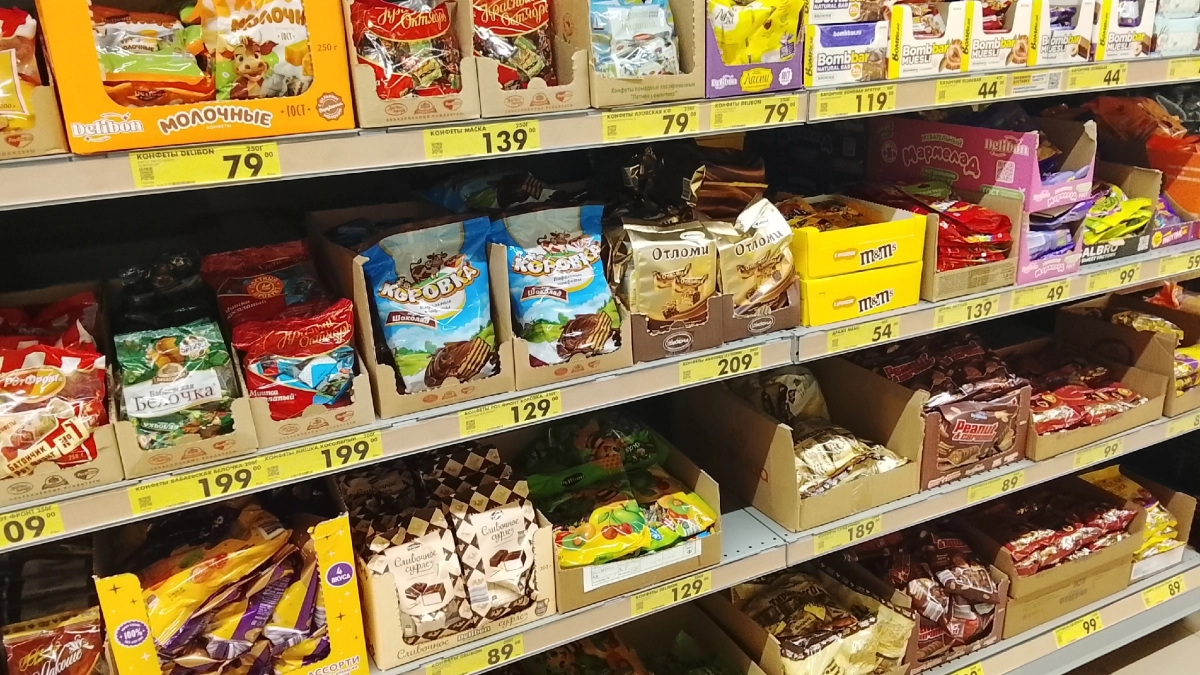 "Чижик" радует вкусными конвертиками: тесто-пух, и очень много начинки - разбирают моментально