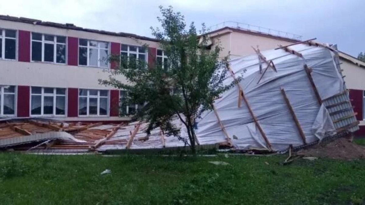 В Ардатовском районе Мордовии из-за шторма пострадали школа и жилой дом
