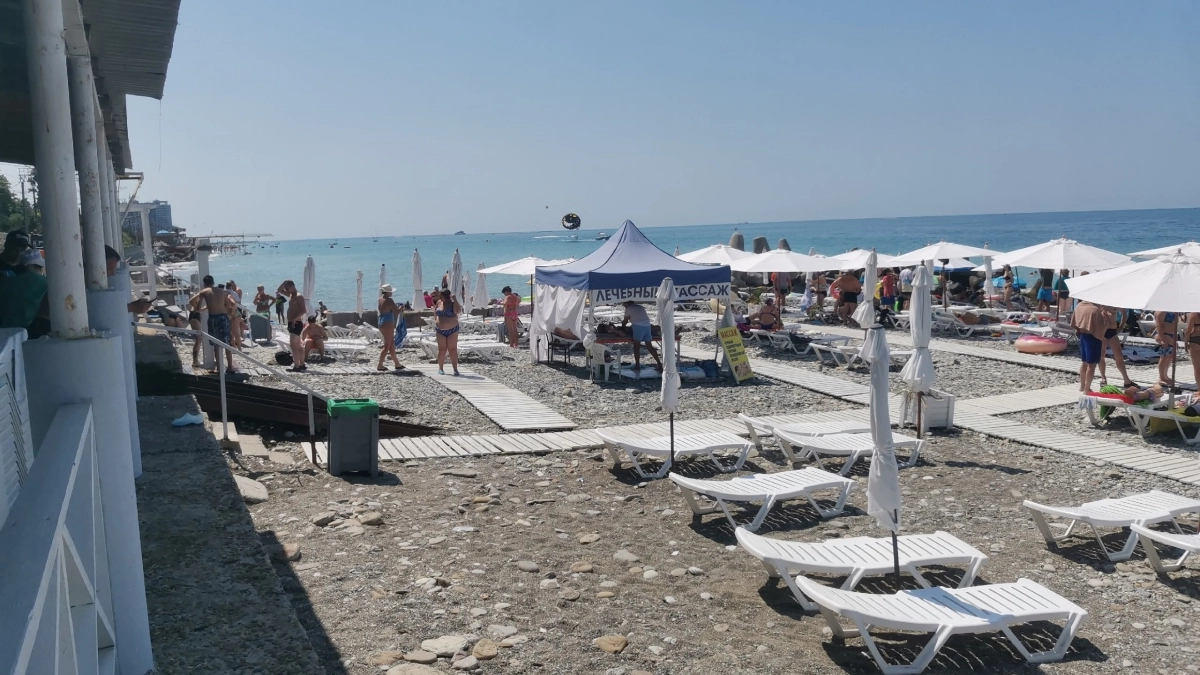 Вместо дорогой Турции и переполненного Крыма: открыли морской сезон в Кучугурах - песочный берег, спелые персики и черешня за копейки