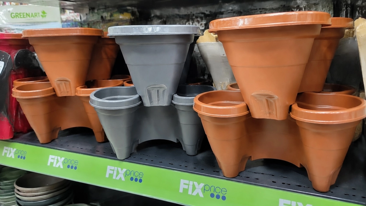 Многоярусные кашпо в Fix Price беру сразу по 6 штук, но цветы в них не сажаю: нашла им на даче идеальное применение