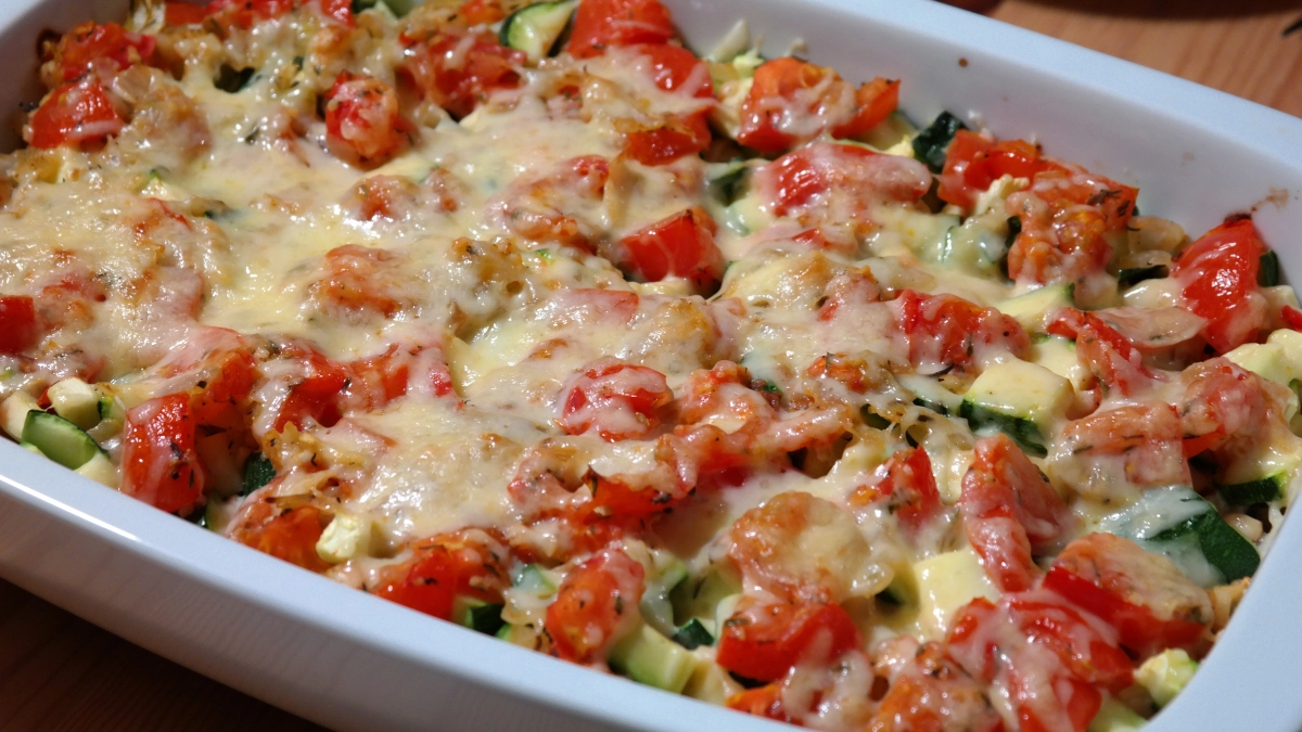 В сезон кабачков это блюдо №1: сочная запеканка с сыром и томатами - по вкусу точь-в-точь как пицца