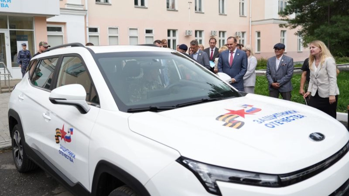 В Мордовии ветеран СВО с тяжелым ранением получил автомобиль с адаптивным управлением