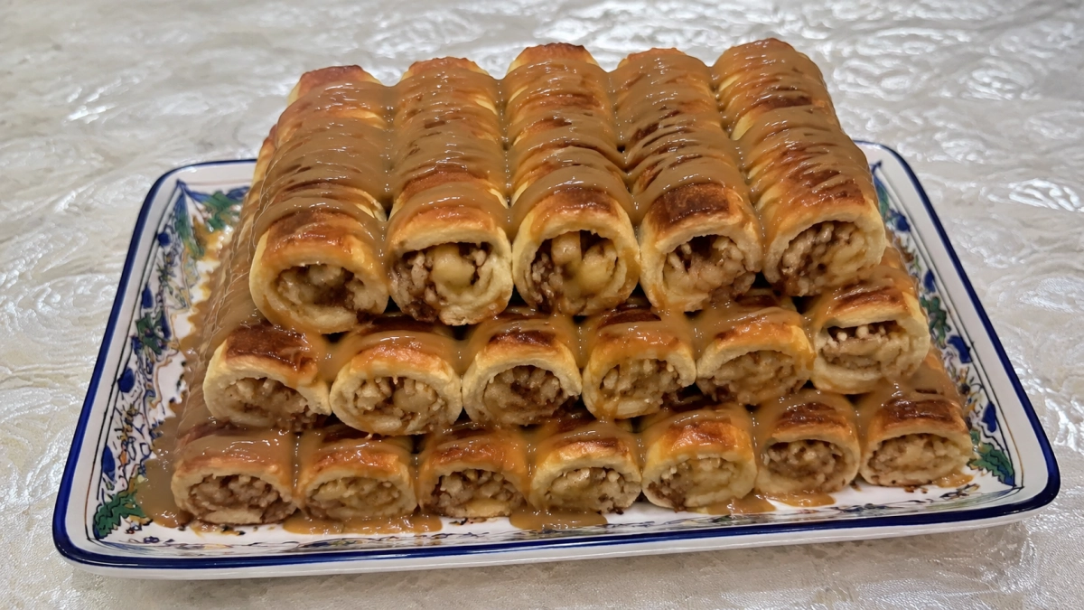 Беру муку и 3 яблока: получается торт из рулетиков к чаю, а внутри вкуснятина — яблочно-ореховая начинка со сгущенным молоком