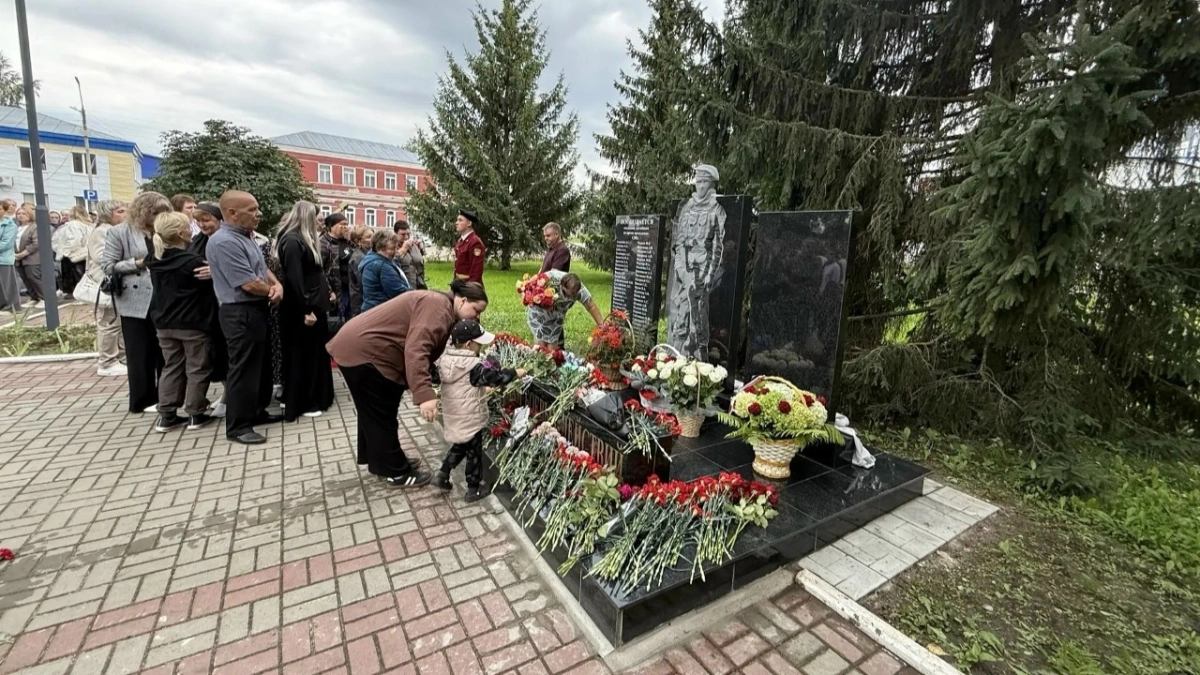 В Инсаре увековечили память героев: сквер Победы обрел новый мемориал