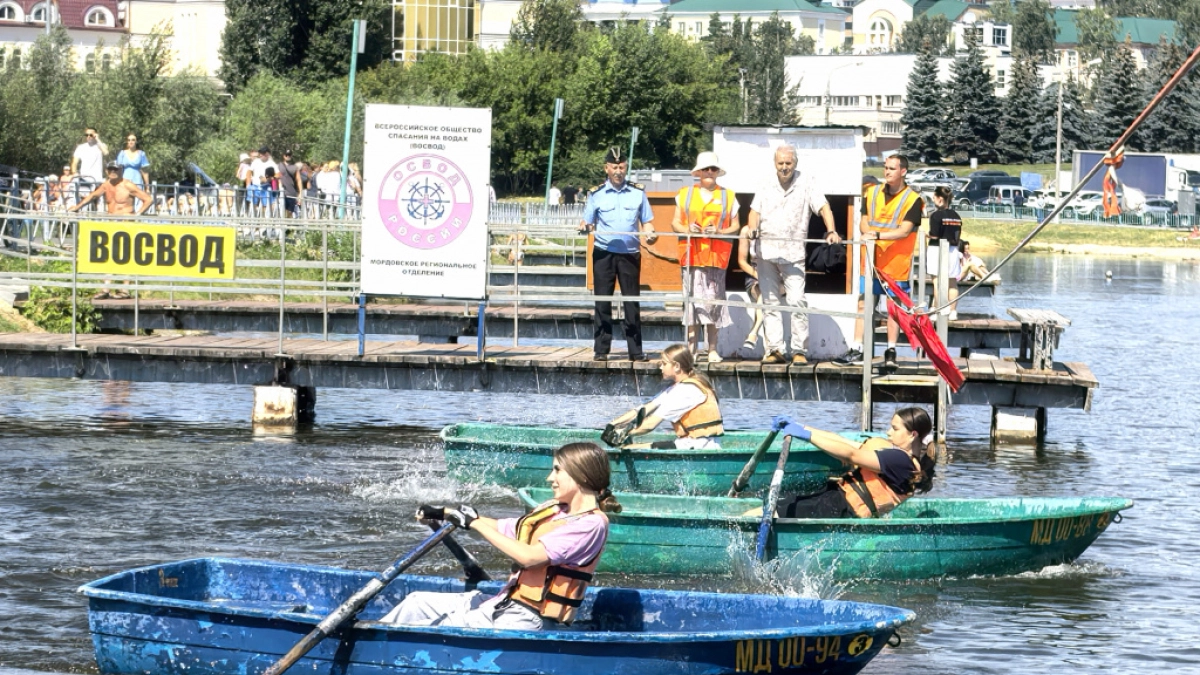 В Саранске прошли соревнования по гребле на лодках среди школьников