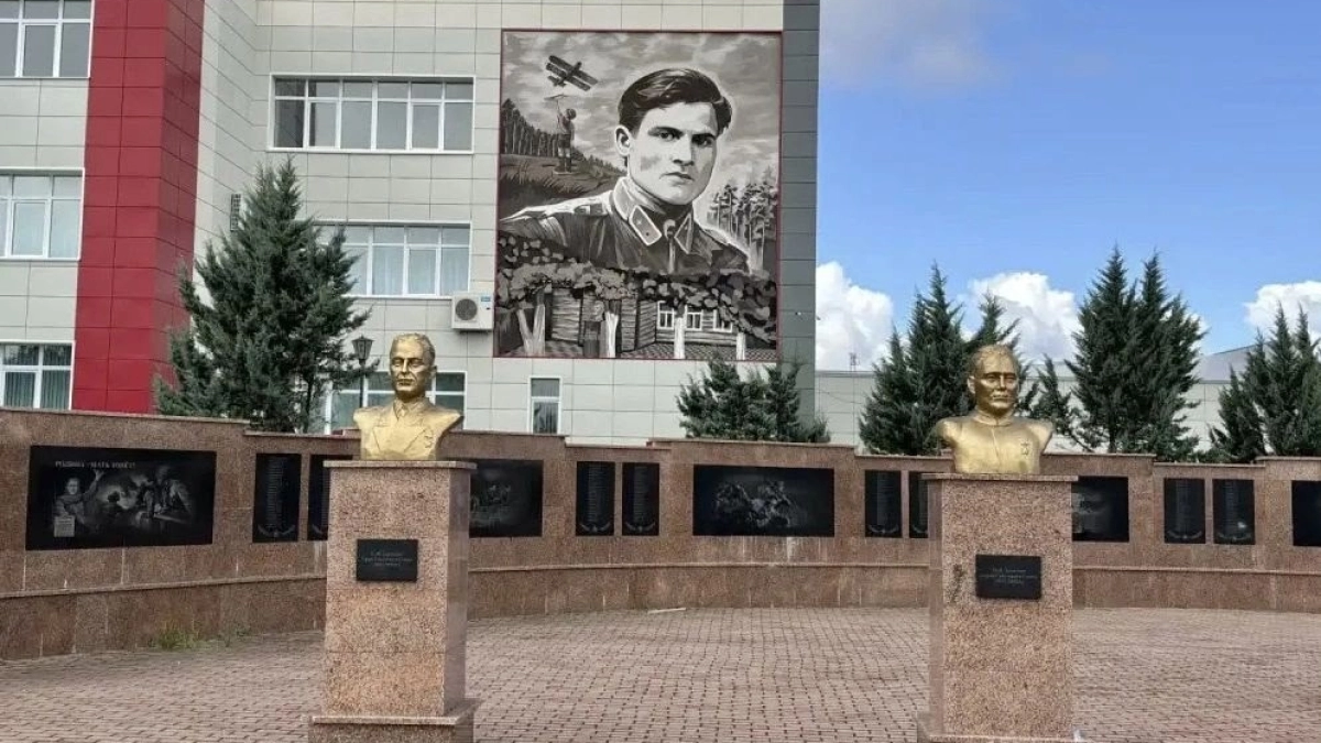 В Торбеевском районе Мордовии создали мурал, посвященный легендарному летчику Девятаеву