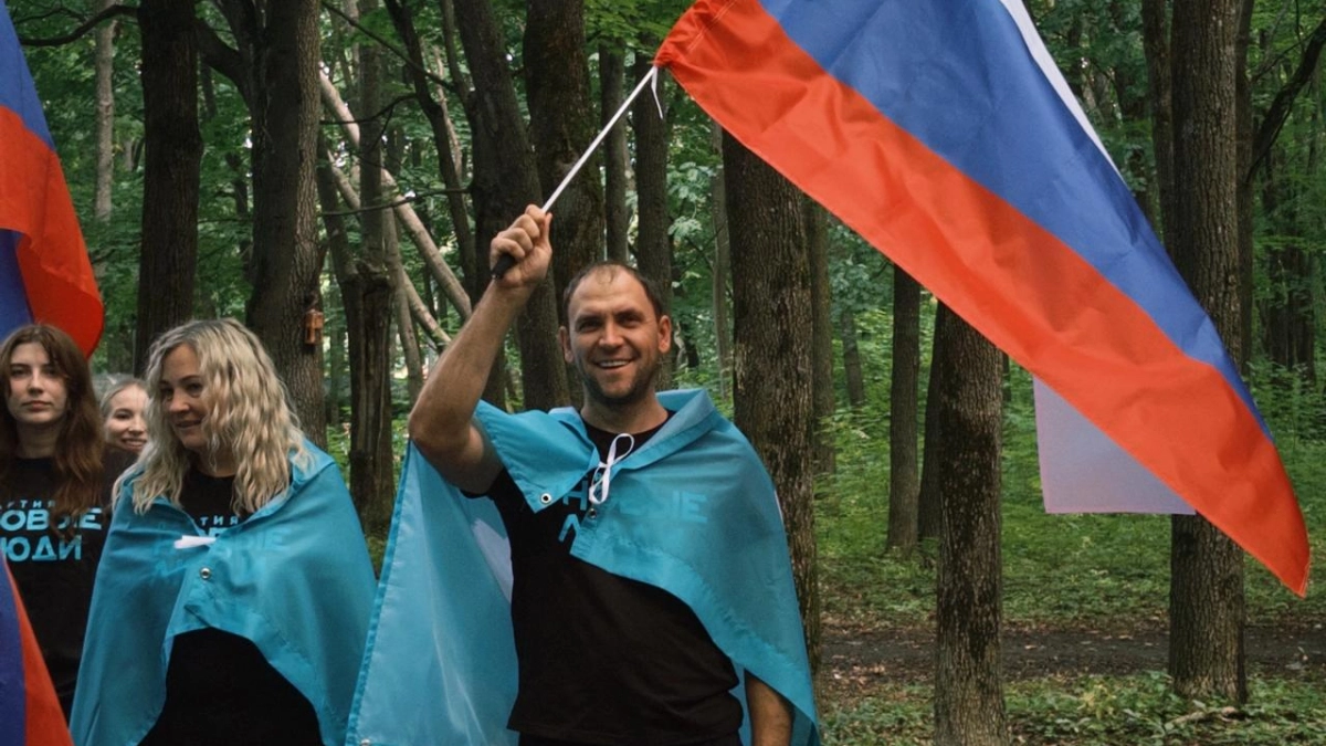 День флага: активисты пробежали по парку с флагами в руках