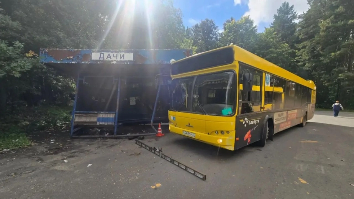 Автобус МАЗ снёс остановку на Ключарёвском шоссе в Саранске