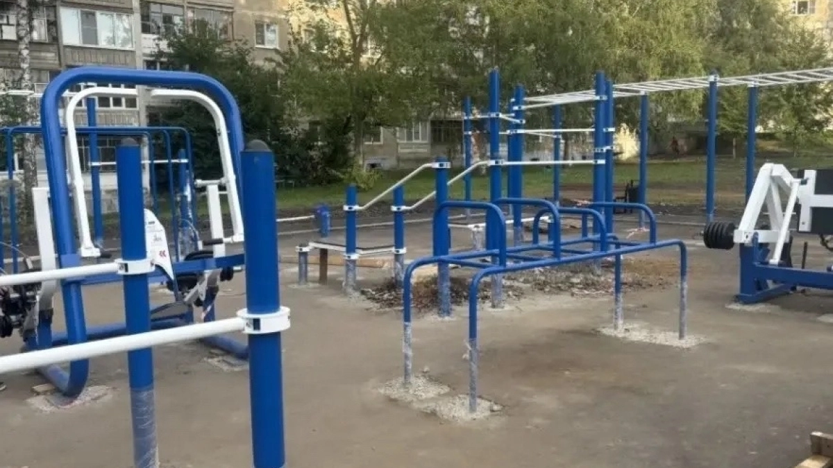 На улице Сущинского в Саранске возводят «умную» спортивную площадку