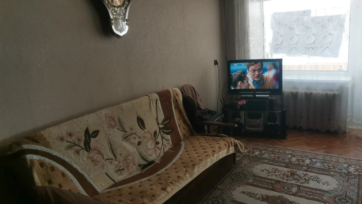 И не крути пальцем у виска: повесь губку для посуды на люстру — результат ошеломит