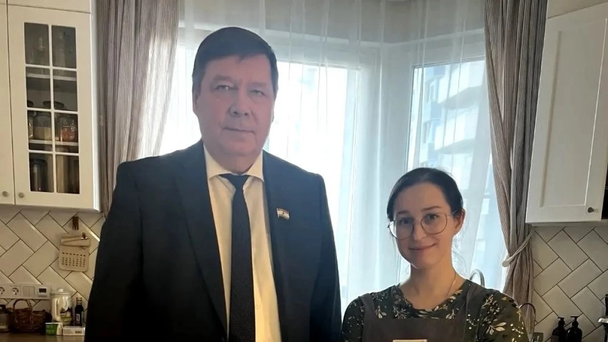 Подарил блендер и торт: вице-спикер Госсобрания Анатолий Гулин поздравил семью священника с 4 детьми