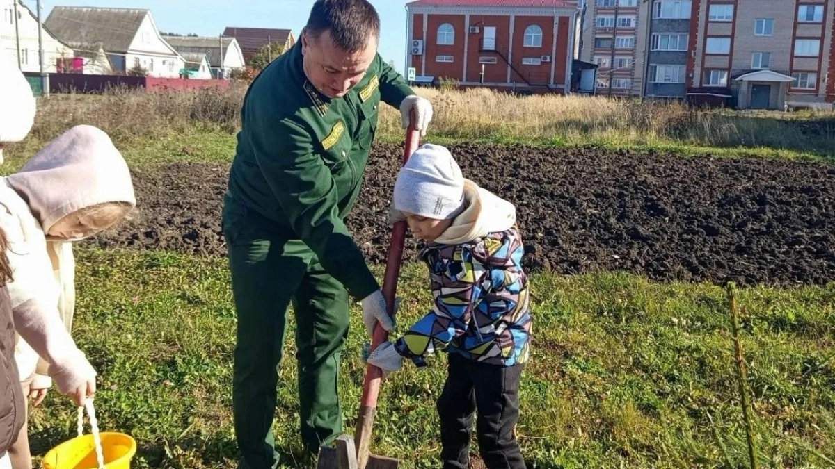 В детском саду Мордовии дошкольники высадили Аллею Памяти из живых елей