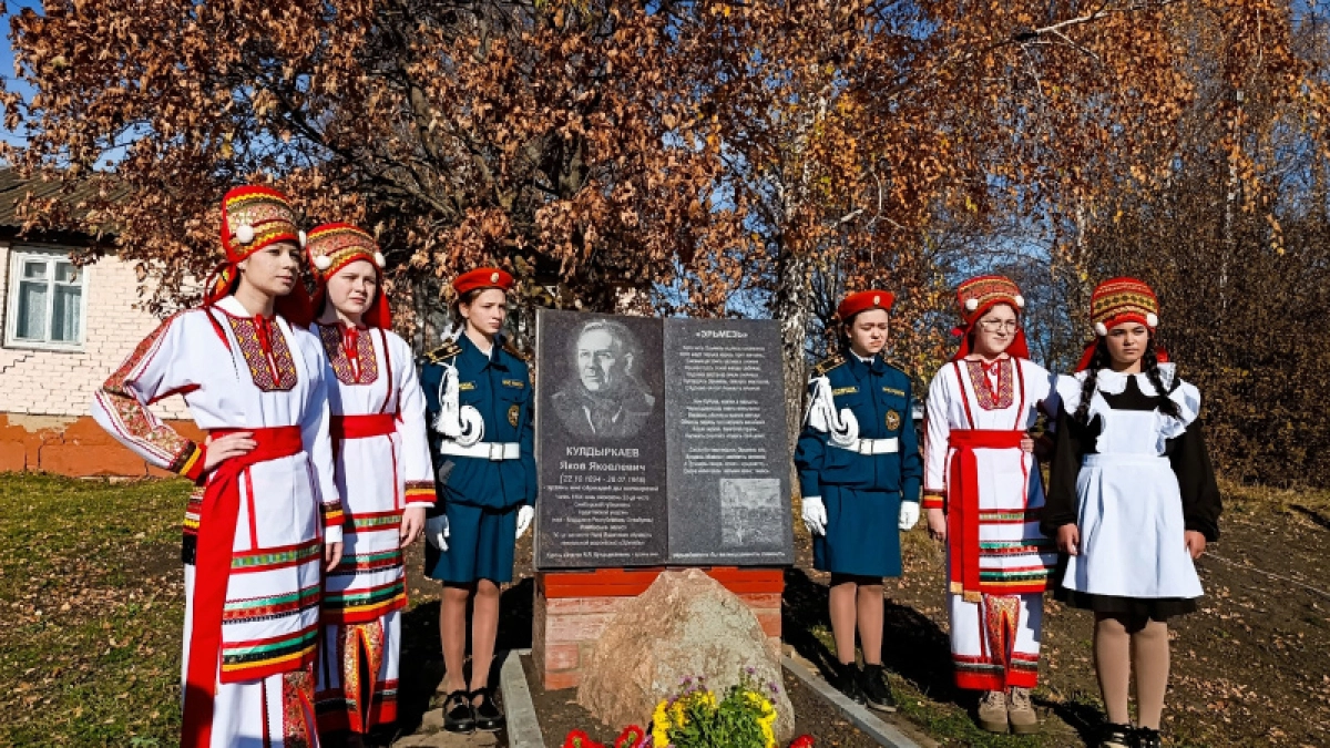 В селе Лобаски появился памятник эрзянскому поэту Якову Кулдыркаеву — каменная летопись на гранитных страницах