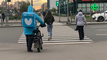 Шага на «зебру» уже недостаточно: Верховный суд определился в споре - нужно ли водителю ждать, пока пешеход полностью перейдёт дорогу